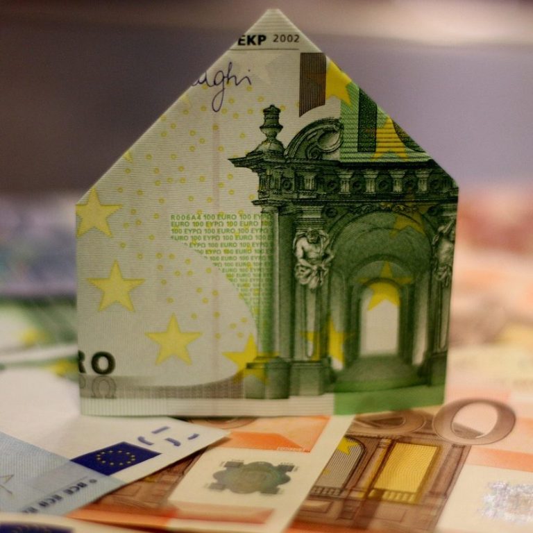 Fördermittelberatung: Ein Haus, das aus einem Geldschein gefaltet ist